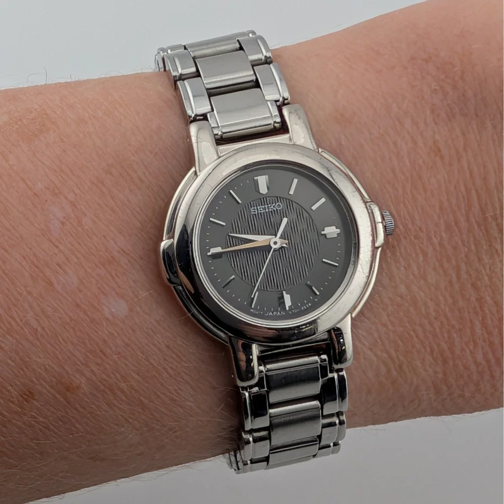Vintage 1990s Seiko V701-2F50 Slim Gray Textured Dial SS 25mm Watch Runs 6.25